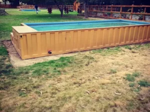 Vorgefertigter Außenpool aus einem 20-Fuß-Versandcontainer